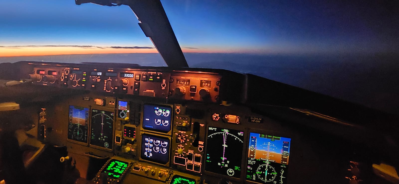 Aircraft cockpit flight deck